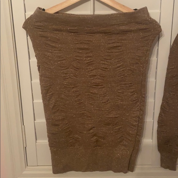 Beautiful shimmer gold crop top and pencil skirt - Picture 2 of 3